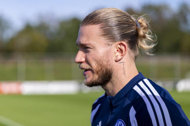 15.10.2026, Fussball, Training des FC Schalke 04. Medienrunde mit Torwart Loris Karius (FC Schalke 04). Gelsenkirchen Trainingsgelände FC Schalke 04 NRW Deutschland xRHR-FOTO YYx Copyright: RHR-FOTOx RHR-FOTO YY