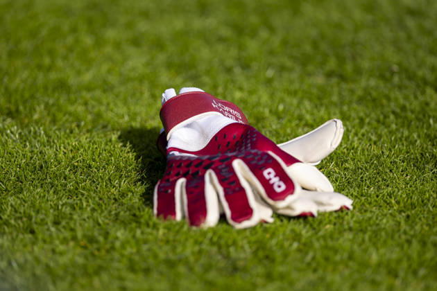 15.10.2026, Fussball, Training des FC Schalke 04. Handschuhe von Torwart Loris Karius (FC Schalke 04) liegen auf dem Rasen. Gelsenkirchen Trainingsgelände FC Schalke 04 NRW Deutschland xRHR-FOTO YYx Copyright: RHR-FOTOx RHR-FOTO YY