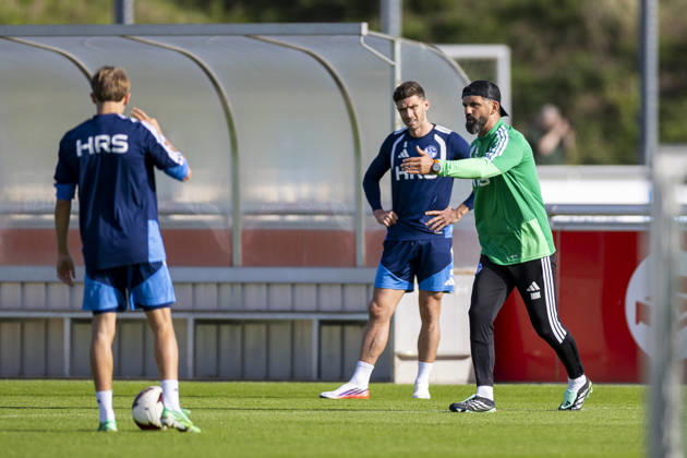 15.10.2026, Fussball, Training des FC Schalke 04. v. l. Robin Gosens (FC Schalke 04), Trainer Miron Muslic (FC Schalke 04). Gelsenkirchen Trainingsgelände FC Schalke 04 NRW Deutschland xRHR-FOTO YYx Copyright: RHR-FOTOx RHR-FOTO YY