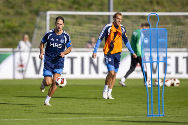15.10.2026, Fussball, Training des FC Schalke 04. v. l. Nikola Katic (FC Schalke 04), Timo Becker (FC Schalke 04). Gelsenkirchen Trainingsgelände FC Schalke 04 NRW Deutschland xRHR-FOTO YYx Copyright: RHR-FOTOx RHR-FOTO YY