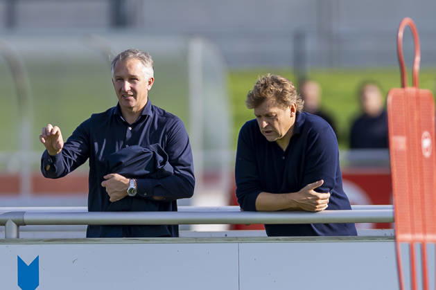 15.10.2026, Fussball, Training des FC Schalke 04. v. l. Sportvorstand Frank Baumann (FC Schalke 04), Direktor Profifussball Youri Mulder (FC Schalke 04). Gelsenkirchen Trainingsgelände FC Schalke 04 NRW Deutschland xRHR-FOTO YYx Copyright: RHR-FOTOx RHR-FOTO YY