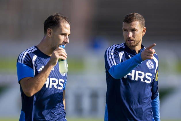 15.10.2026, Fussball, Training des FC Schalke 04. v. l. Nikola Katic (FC Schalke 04), Edin Dzeko (FC Schalke 04). Gelsenkirchen Trainingsgelände FC Schalke 04 NRW Deutschland xRHR-FOTO YYx Copyright: RHR-FOTOx RHR-FOTO YY