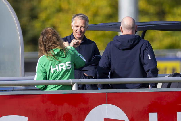 15.10.2026, Fussball, Training des FC Schalke 04. Sportvorstand Frank Baumann (FC Schalke 04) lacht und begrüßt die Mitarbeiter. Gelsenkirchen Trainingsgelände FC Schalke 04 NRW Deutschland xRHR-FOTO YYx Copyright: RHR-FOTOx RHR-FOTO YY
