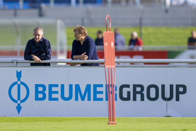 15.10.2026, Fussball, Training des FC Schalke 04. v. l. Sportvorstand Frank Baumann (FC Schalke 04), Direktor Profifussball Youri Mulder (FC Schalke 04). Gelsenkirchen Trainingsgelände FC Schalke 04 NRW Deutschland xRHR-FOTO YYx Copyright: RHR-FOTOx RHR-FOTO YY