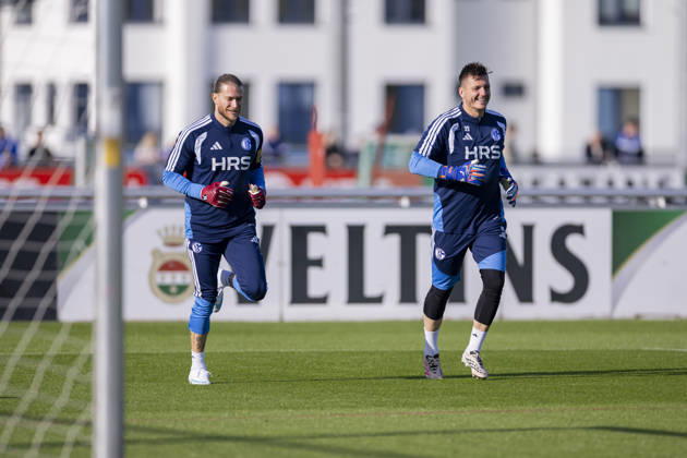 15.10.2026, Fussball, Training des FC Schalke 04. v. l. Torwart Loris Karius (FC Schalke 04), Torwart Kevin Müller (FC Schalke 04). Gelsenkirchen Trainingsgelände FC Schalke 04 NRW Deutschland xRHR-FOTO YYx Copyright: RHR-FOTOx RHR-FOTO YY