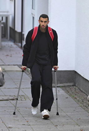15.10.2026, xophax, Fussball 1.Bundesliga, 1.FC Koeln . Training vor dem Frankfurt Spiel . Ellyes Skhiri ( 1.FC Köln ) nach seiner Behandlung mit Krücken am Geissbockheim. Koeln