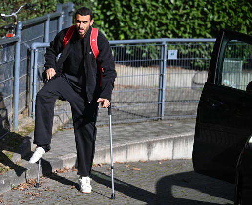 15.10.2026, xophax, Fussball 1.Bundesliga, 1.FC Koeln . Training vor dem Frankfurt Spiel . Ellyes Skhiri ( 1.FC Köln ) nach seiner Behandlung mit Krücken am Geissbockheim. Koeln