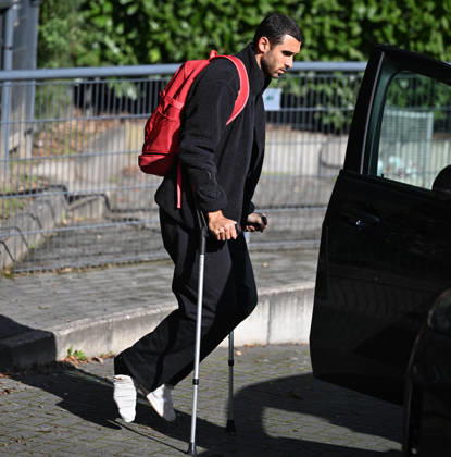 15.10.2026, xophax, Fussball 1.Bundesliga, 1.FC Koeln . Training vor dem Frankfurt Spiel . Ellyes Skhiri ( 1.FC Köln ) nach seiner Behandlung mit Krücken am Geissbockheim. Koeln