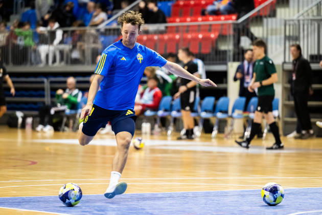 261015 Viktor Mossberg of Sweden ahead of the FIFA Futsal World Cup qualifier match between Hungary and Sweden on October 15, 2026 in Nyiregyhaza. Photo: Bildbyran EXT BILDBYRÅN COP 18 XY0131 futsal landslaget hungary sverige national team, Nationalteam sweden bbeng vm-kval world cup qualifier ungern Copyright: BILDBYRANxEXT BB261015BB542