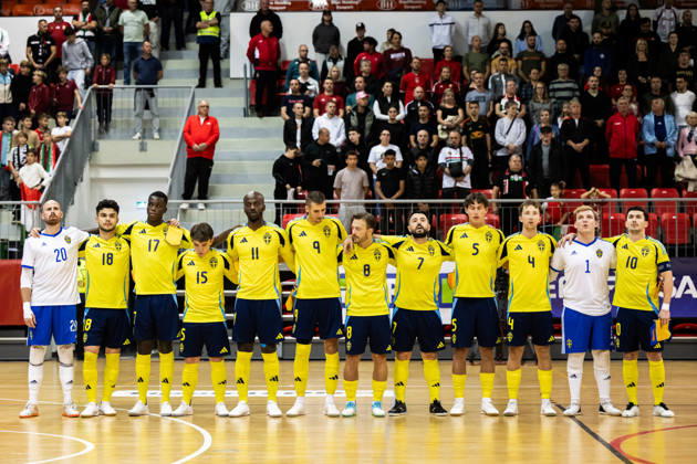 261015 Players of Sweden line up ahead of the FIFA Futsal World Cup qualifier match between Hungary and Sweden on October 15, 2026 in Nyiregyhaza. Photo: Bildbyran EXT BILDBYRÅN COP 18 XYA131 futsal landslaget hungary sverige national team, Nationalteam sweden bbeng vm-kval world cup qualifier ungern Copyright: BILDBYRANxEXT BB261015BB559