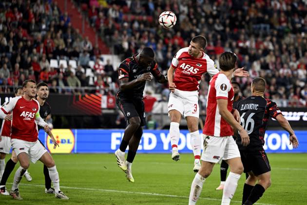 ALKMAAR - Wouter Goes of AZ, Miguel Vitor of Hapoel Beer-Sheva during the Europa League match between AZ Alkmaar and Hapoel Beer-Sheva at the AFAS Stadium on 15 October 2026 in Alkmaar, the Netherlands. OLAF KRAAK ANP xVIxANPxSportx xxANPxIVx 572538702 originalFilename: 572538702.jpg