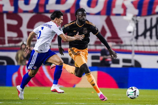 Fussball: Kroatien: UEFA Conference League 2026 2027 - 1. Runde, 15.10.2026 - HNK Hajduk Split vs. AFC Ajax Amsterdam - Stadion Poljud (Split, Kroatien); Dennis Hadzikadunic (Hajduk Split), Toluwalase Arokodare (AFC Ajax) Copyright: xLUKAxKOLANOVICx