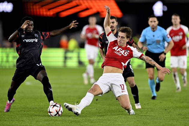 ALKMAAR - Valdemar Andreasen of AZ, Amankwah Forson of Hapoel Beer-Sheva during the Europa League match between AZ Alkmaar and Hapoel Beer-Sheva at the AFAS Stadium on 15 October 2026 in Alkmaar, the Netherlands. OLAF KRAAK ANP xVIxANPxSportx xxANPxIVx 572538768 originalFilename: 572538768.jpg