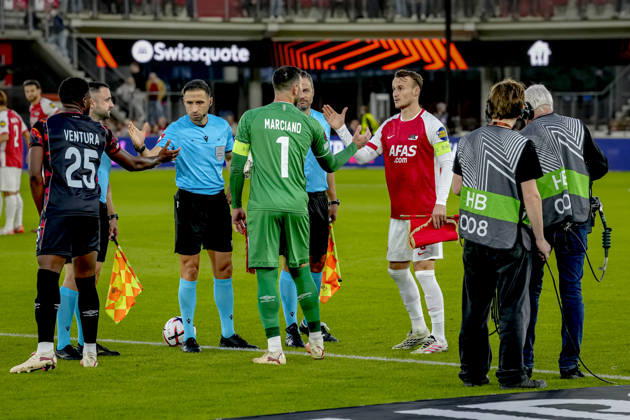 ALKMAAR - Hapoel Beer Sheva goalkeeper Ofir Marciano, AZ Alkmaar midfielder Peer Koopmeiners during the UEFA Europa League match between AZ and Hapoel Beer-Sheva in AFAS stadion on 15 October 2026 in Alkmaar, Nederland. ED VAN DE POL EYE4IMAGES DeFodi Images -
