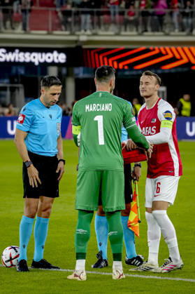 ALKMAAR - Hapoel Beer Sheva goalkeeper Ofir Marciano, AZ Alkmaar midfielder Peer Koopmeiners during the UEFA Europa League match between AZ and Hapoel Beer-Sheva in AFAS stadion on 15 October 2026 in Alkmaar, Netherlands. ED VAN DE POL EYE4IMAGES DeFodi Images -