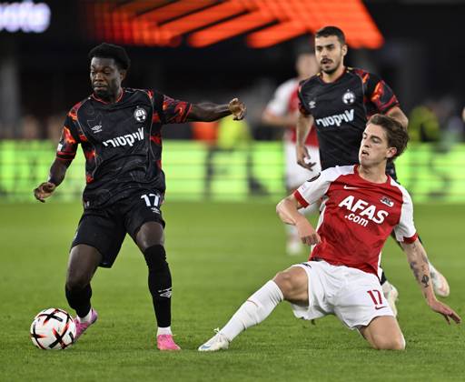 ALKMAAR - Valdemar Andreasen of AZ, Amankwah Forson of Hapoel Beer-Sheva during the Europa League match between AZ Alkmaar and Hapoel Beer-Sheva at the AFAS Stadium on 15 October 2026 in Alkmaar, the Netherlands. OLAF KRAAK ANP xVIxANPxSportx xxANPxIVx 572538890 originalFilename: 572538890.jpg