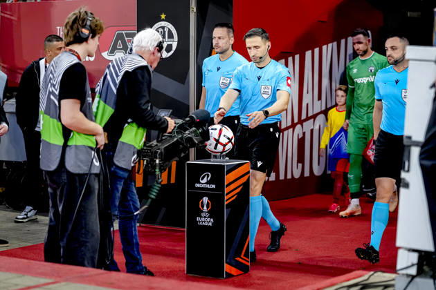 ALKMAAR - referee Radoslav Gidzhenov during the UEFA Europa League match between AZ and Hapoel Beer-Sheva at AFAS stadion on 15 October 2026 in Alkmaar, Netherlands. ED VAN DE POL EYE4IMAGES DeFodi Images -