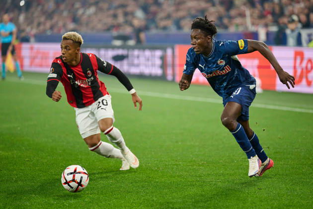 Salzburg, Österreich 15. Oktober 2026: UEFA Europa League - 2026 2027 - Ligaphase - 2. Spieltag - FC Red Bull Salzburg gegen AC Milan Im Bild: v. li. im Zweikampf Omari Hutchinson (ACM), Edmund Baidoo (RB) Red Bull Arena Copyright: xFotostandx xWassmuthx