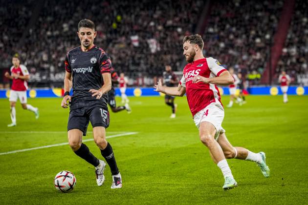 ALKMAAR , 15-10-2026, AFAS Stadion , season 2026 2027 , UEFA Europa League League phase , match between AZ and Hapoel Beer-Sheva , Picture shows Hapoel Beer-Sheva player Idan Nachmias and AZ player Mees de Wit AZ - Hapoel Beer-Sheva  x208448249x Copyright: