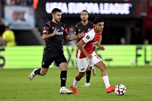 ALKMAAR - Ayoub Oufkir of AZ, Idan Nachmias of Hapoel Beer-Sheva during the Europa League match between AZ Alkmaar and Hapoel Beer-Sheva at the AFAS Stadium on 15 October 2026 in Alkmaar, the Netherlands. OLAF KRAAK ANP xVIxANPxSportx xxANPxIVx 572539048 originalFilename: 572539048.jpg