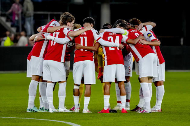 ALKMAAR - Team talk during the UEFA Europa League match between AZ and Hapoel Beer-Sheva in AFAS stadion on 15 October 2026 in Alkmaar, Nederland. ED VAN DE POL EYE4IMAGES DeFodi Images -