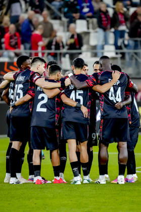 ALKMAAR - Team talk during the UEFA Europa League match between AZ and Hapoel Beer-Sheva at AFAS stadion on 15 October 2026 in Alkmaar, Nederland. ED VAN DE POL EYE4IMAGES DeFodi Images -