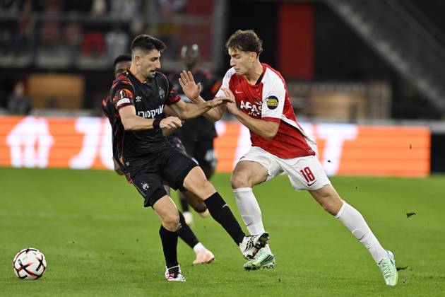 ALKMAAR - Bendeguz Kovacs of AZ, Zahi Ahmad of Hapoel Beer-Sheva during the Europa League match between AZ Alkmaar and Hapoel Beer-Sheva at the AFAS Stadium on 15 October 2026 in Alkmaar, the Netherlands. OLAF KRAAK ANP xVIxANPxSportx xxANPxIVx 572539145 originalFilename: 572539145.jpg