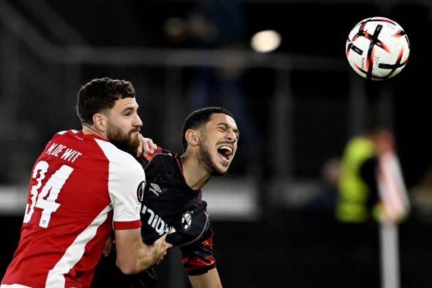 ALKMAAR - Mees de Wit of AZ, Mohammad Abu Rumi of Hapoel Beer-Sheva during the Europa League match between AZ Alkmaar and Hapoel Beer-Sheva at the AFAS Stadium on 15 October 2026 in Alkmaar, the Netherlands. OLAF KRAAK ANP xVIxANPxSportx xxANPxIVx 572539166 originalFilename: 572539166.jpg