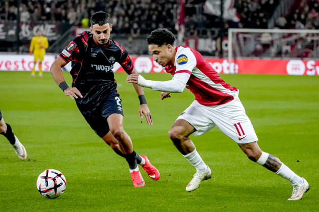 ALKMAAR - Hapoel Beer Sheva defender Guy Mizrahi, AZ Alkmaar forward Ro-Zangelo Daal during the UEFA Europa League match between AZ and Hapoel Beer-Sheva at AFAS stadion on 15 October 2026 in Alkmaar, Nederland. ED VAN DE POL EYE4IMAGES DeFodi Images -