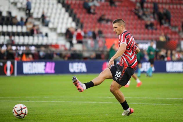 RECORD DATE NOT STATED 15th October 2026; AFAS Stadion, Alkmaar, Netherlands; UEFA Europa League Football, AZ Alkmaar versus Hapoel Beer Sheva; Igor Zlatanovic of Hapoel Beer Sheva shoots at goal during warm up AnthonyxBenoit
