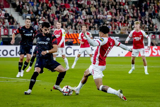 ALKMAAR - Hapoel Beer Sheva defender Pedro Amador, AZ Alkmaar forward Ro-Zangelo Daal during the UEFA Europa League match between AZ and Hapoel Beer-Sheva at AFAS stadion on 15 October 2026 in Alkmaar, Nederland. ED VAN DE POL EYE4IMAGES DeFodi Images -