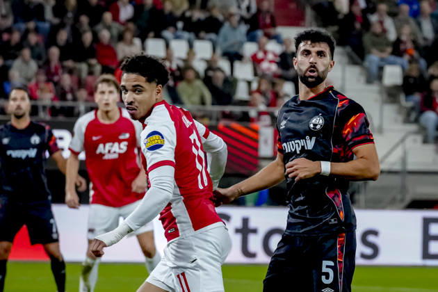 ALKMAAR - Hapoel Beer Sheva defender Pedro Amador, AZ Alkmaar forward Ro-Zangelo Daal during the UEFA Europa League match between AZ and Hapoel Beer-Sheva at AFAS stadion on 15 October 2026 in Alkmaar, Nederland. ED VAN DE POL EYE4IMAGES DeFodi Images -