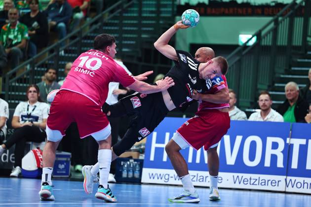 Sander Andreassen Oeverjordet (HC Erlangen, 08) im Zweikampf mit Josip Simic (HSG Wetzlar, links) und David Cyrill Akakpo (HSG Wetzlar) GER, HSG Wetzlar vs HC Erlangen, Handball, Opel Handball-Bundesliga, 9. Spieltag, Spielzeit 2026 2027, 15.10.2026 GER, HSG Wetzlar vs HC Erlangen, Handball, Opel Handball-Bundesliga, 9. Spieltag, Spielzeit 2026 2027, 15.10.2026 Wetzlar Copyright: xEibner-Pressefoto RenexWeissx EP_RWS