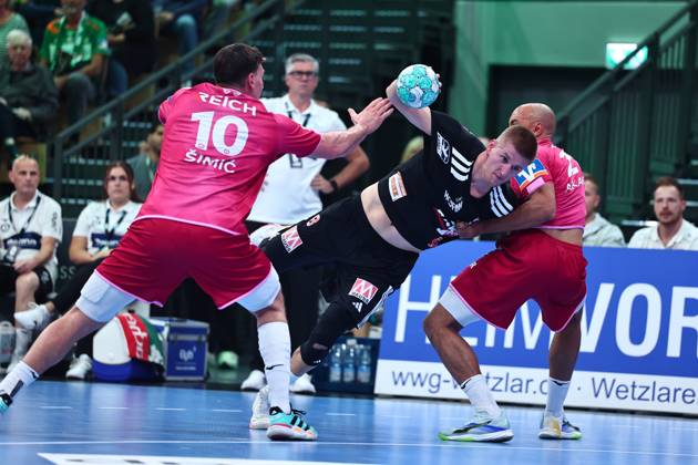 Sander Andreassen Oeverjordet (HC Erlangen, 08) im Zweikampf mit Josip Simic (HSG Wetzlar, links) und David Cyrill Akakpo (HSG Wetzlar) GER, HSG Wetzlar vs HC Erlangen, Handball, Opel Handball-Bundesliga, 9. Spieltag, Spielzeit 2026 2027, 15.10.2026 GER, HSG Wetzlar vs HC Erlangen, Handball, Opel Handball-Bundesliga, 9. Spieltag, Spielzeit 2026 2027, 15.10.2026 Wetzlar Copyright: xEibner-Pressefoto RenexWeissx EP_RWS
