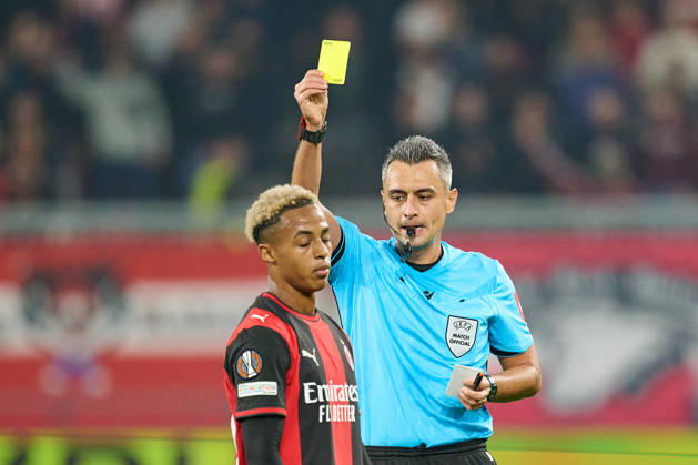 Salzburg, Österreich 15. Oktober 2026: UEFA Europa League - 2026 2027 - Ligaphase - 2. Spieltag - FC Red Bull Salzburg gegen AC Milan Im Bild: gelbe Karte von Schiedsrichter Horatiu Fesnic (RO) für Omari Hutchinson (ACM) Red Bull Arena Copyright: xFotostandx xWassmuthx