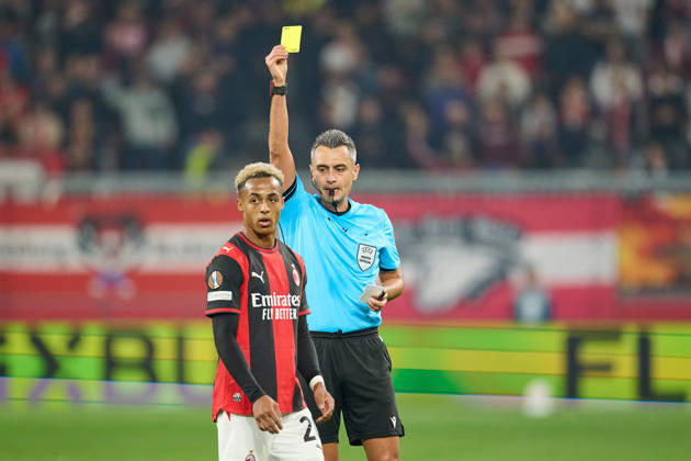 Salzburg, Österreich 15. Oktober 2026: UEFA Europa League - 2026 2027 - Ligaphase - 2. Spieltag - FC Red Bull Salzburg gegen AC Milan Im Bild: gelbe Karte von Schiedsrichter Horatiu Fesnic (RO) für Omari Hutchinson (ACM) Red Bull Arena Copyright: xFotostandx xWassmuthx