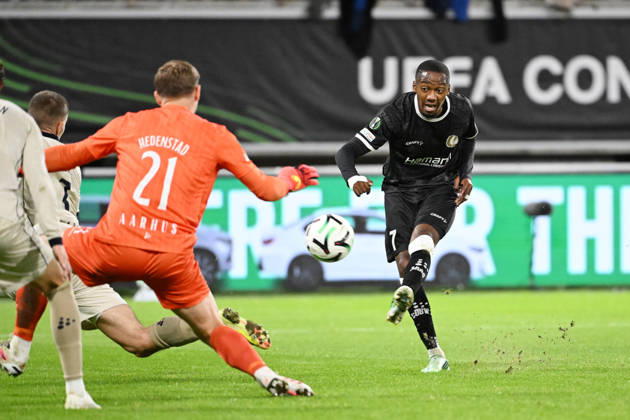 261015 AA Gent vs Aarhus Mads Hedenstad of Aarhus battles for the ball with Michel-Ange Balikwisha of KAA Gent during Matchday 2 in the 2026-2027 Uefa Conference League season - league phase between AA Gent and AGF Aarhus on October 15 , 2026 in Gent, Belgium. (Photo by Maarten Straetemans Isosport) Gent Belgium  Copyright: xMaartenxStraetemansx GENT-AARHUS_20261015_027
