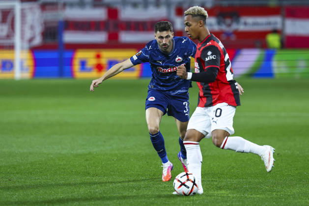 SOCCER - UEFA EL, RBS vs Milan SALZBURG,AUSTRIA,15.OCT.26 - SOCCER - UEFA Europa League, Red Bull Salzburg vs AC Milan. Image shows Dominik Schmid (RBS) and Omari Hutchinson (Milan).  GEPAxpictures xDavidxGeieregger