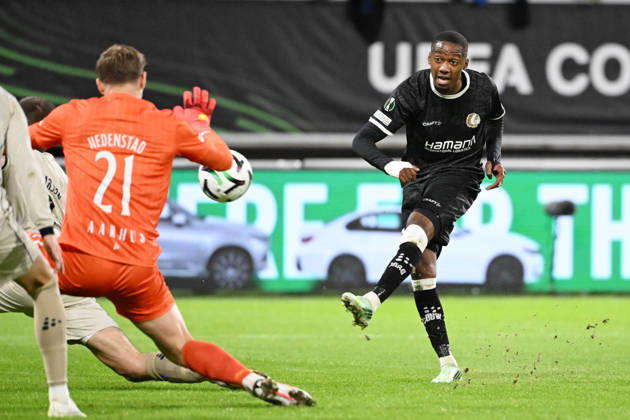 261015 AA Gent vs Aarhus Mads Hedenstad of Aarhus battles for the ball with Michel-Ange Balikwisha of KAA Gent during Matchday 2 in the 2026-2027 Uefa Conference League season - league phase between AA Gent and AGF Aarhus on October 15 , 2026 in Gent, Belgium. (Photo by Maarten Straetemans Isosport) Gent Belgium  Copyright: xMaartenxStraetemansx GENT-AARHUS_20261015_028
