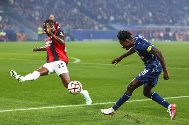 SOCCER - UEFA EL, RBS vs Milan SALZBURG,AUSTRIA,15.OCT.26 - SOCCER - UEFA Europa League, Red Bull Salzburg vs AC Milan. Image shows Fikayo Tomori (Milan) and Edmund Baidoo (RBS).  GEPAxpictures xDavidxGeieregger