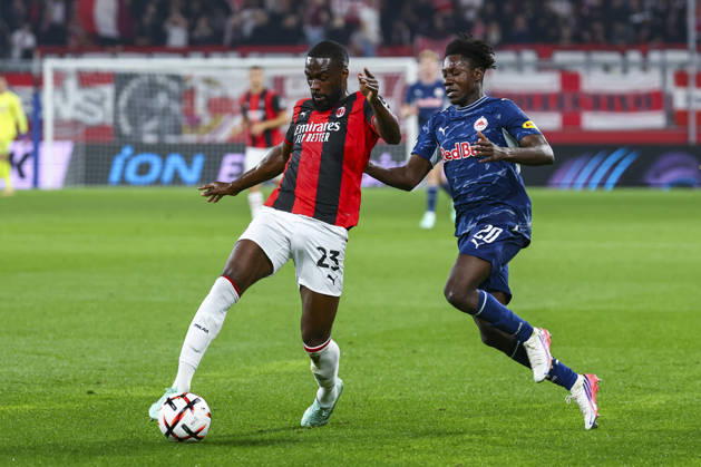SOCCER - UEFA EL, RBS vs Milan SALZBURG,AUSTRIA,15.OCT.26 - SOCCER - UEFA Europa League, Red Bull Salzburg vs AC Milan. Image shows Fikayo Tomori (Milan) and Edmund Baidoo (RBS).  GEPAxpictures xDavidxGeieregger