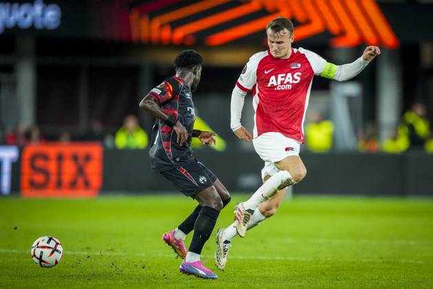 ALKMAAR , 15-10-2026, AFAS Stadion , season 2026 2027 , UEFA Europa League League phase , match between AZ and Hapoel Beer-Sheva , Picture shows Hapoel Beer-Sheva player Amankwah Forson and AZ player Peer Koopmeiners AZ - Hapoel Beer-Sheva  x208448654x Copyright: