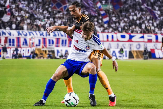 Fussball: Kroatien: UEFA Conference League 2026 2027 - 1. Runde, 15.10.2026 - HNK Hajduk Split vs. AFC Ajax Amsterdam - Stadion Poljud (Split, Kroatien); Thilo Kehrer (AFC Ajax), Simun Hrgovic (Hajduk Split) Copyright: xLUKAxKOLANOVICx