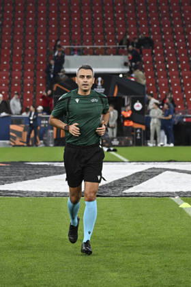 SALZBURG, AUSTRIA - OCTOBER 15: referee Horatiu Fesnic of Romania during the UEFA Europa League league phase matchday 2 match between FC Salzburg and AC Milan at Red Bull Arena on October 15, 2026 in Salzburg, Austria. Copyright: xHansxPeterxLottermoser SPPx Sportspressphoto_SPR257009
