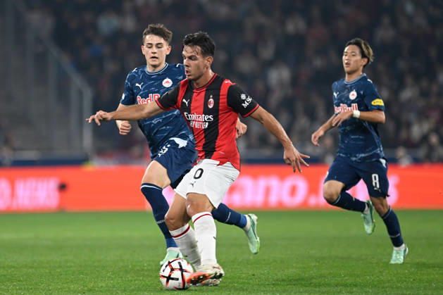 SALZBURG, AUSTRIA - OCTOBER 15: Bartosz Mazurek of Salzburg and Ardon Jashari of AC Milan during the UEFA Europa League 2026 27 League Phase MD2 match between FC Salzburg and AC Milan at Stadion Salzburg on October 15, 2026 in Salzburg, Austria. Copyright: xFranzxKirchmayrx xSPPx Sportspressphoto_SPR257013