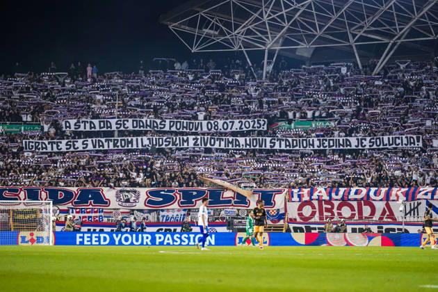 Fussball: Kroatien: UEFA Conference League 2026 2027 - 1. Runde, 15.10.2026 - HNK Hajduk Split vs. AFC Ajax Amsterdam - Stadion Poljud (Split, Kroatien); Torcida Split Fans fordern ein neues Stadion mit einem Banner Copyright: xLUKAxKOLANOVICx