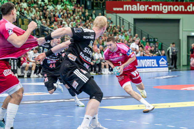 OPEL Handball Bundesliga; HSG Wetzlar - HC Erlangen, 15.10.26 Dominik Mappes (HSG Wetzlar, 7), Sebastian Firnhaber (HC Erlangen, 18), Josip Simic (HSG Wetzlar, 10) OPEL Handball Bundesliga; HSG Wetzlar - HC Erlangen: Wetzlar, 15.10.26 Copyright: xBEAUTIFULxSPORTS Roeczeyx