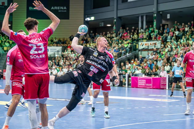OPEL Handball Bundesliga; HSG Wetzlar - HC Erlangen, 15.10.26 Sebastian Firnhaber (HC Erlangen, 18), Marti Soler (HSG Wetzlar, 23) OPEL Handball Bundesliga; HSG Wetzlar - HC Erlangen: Wetzlar, 15.10.26 Copyright: xBEAUTIFULxSPORTS Roeczeyx