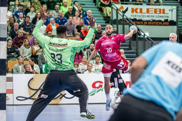 OPEL Handball Bundesliga; HSG Wetzlar - HC Erlangen, 15.10.26 Cyrill Akakpo (HSG Wetzlar, 20), Rubens Pierre (HC Erlangen, 93) OPEL Handball Bundesliga; HSG Wetzlar - HC Erlangen: Wetzlar, 15.10.26 Copyright: xBEAUTIFULxSPORTS Roeczeyx