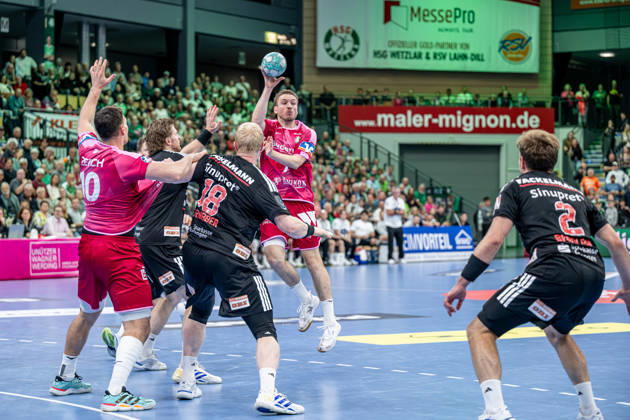 OPEL Handball Bundesliga; HSG Wetzlar - HC Erlangen, 15.10.26 Dominik Mappes (HSG Wetzlar, 7), Frieder Bandlow (HC Erlangen, 2), Sebastian Firnhaber (HC Erlangen, 18), Maciej Gebala (HC Erlangen, 77), Josip Simic (HSG Wetzlar, 10) OPEL Handball Bundesliga; HSG Wetzlar - HC Erlangen: Wetzlar, 15.10.26 Copyright: xBEAUTIFULxSPORTS Roeczeyx